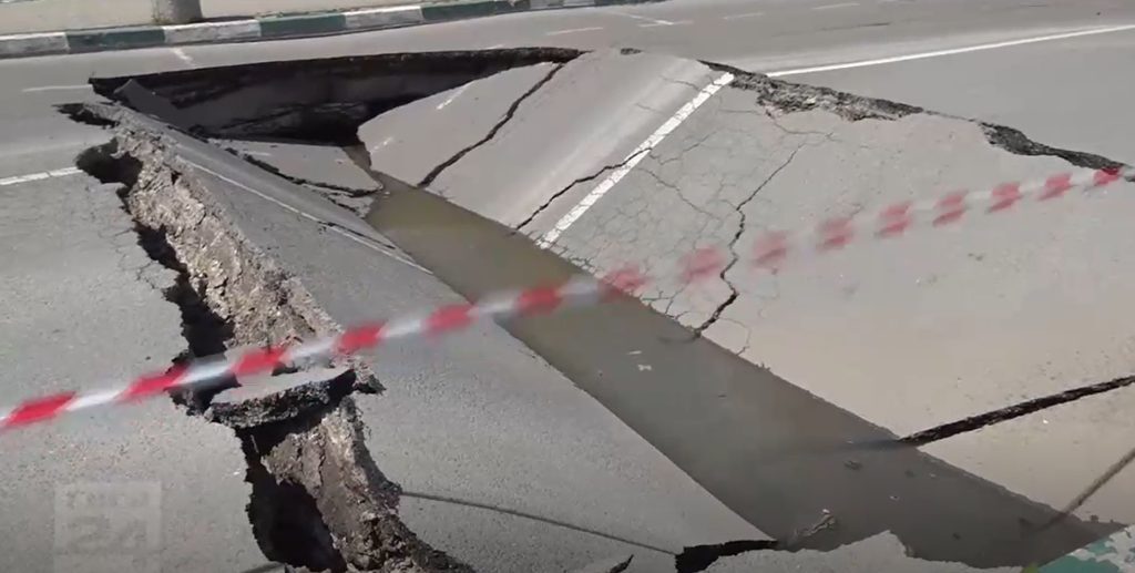 Șosea prăbușită pe Eroilor din București, intervenție Apa Nova