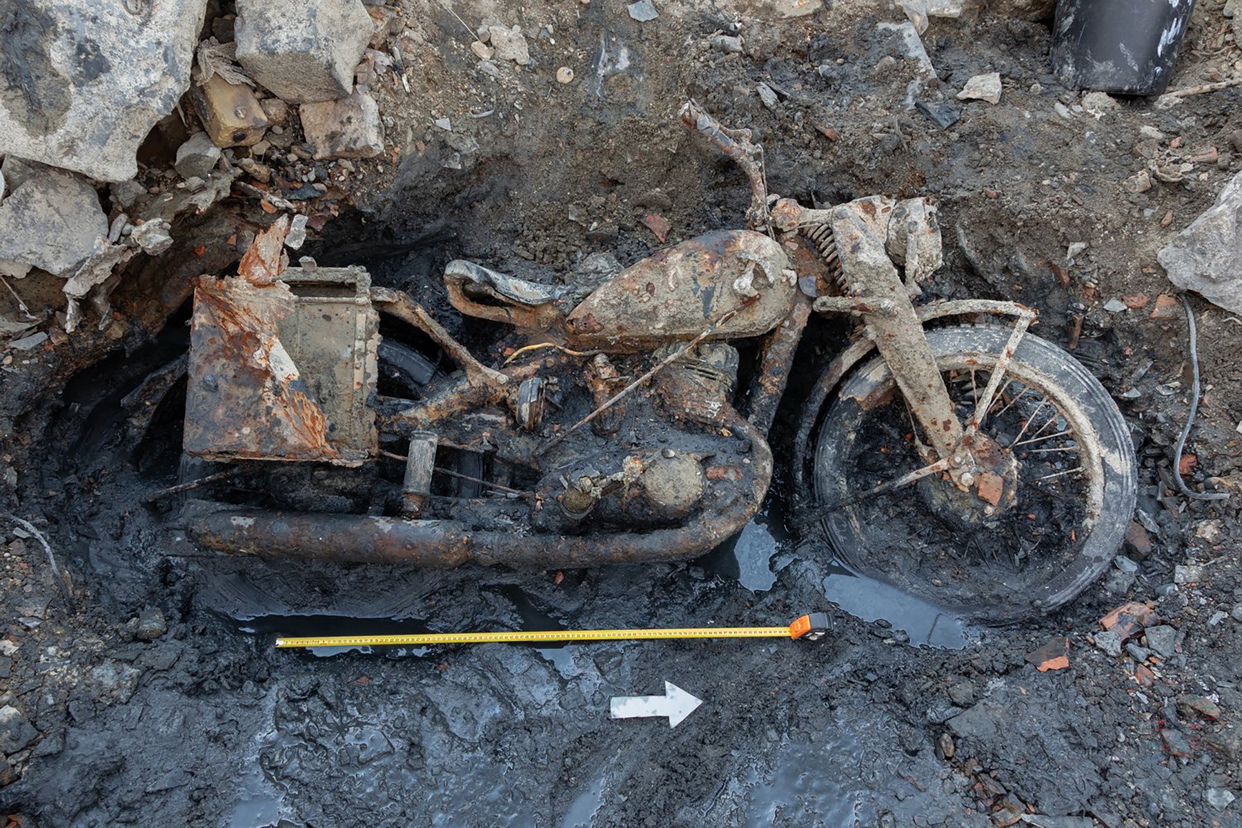 Motocicletă din WWII, găsită în Dunăre după decenii