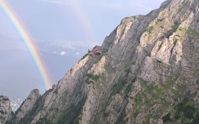 Germani blocați pe cel mai înalt perete din România, salvați după apel la 112