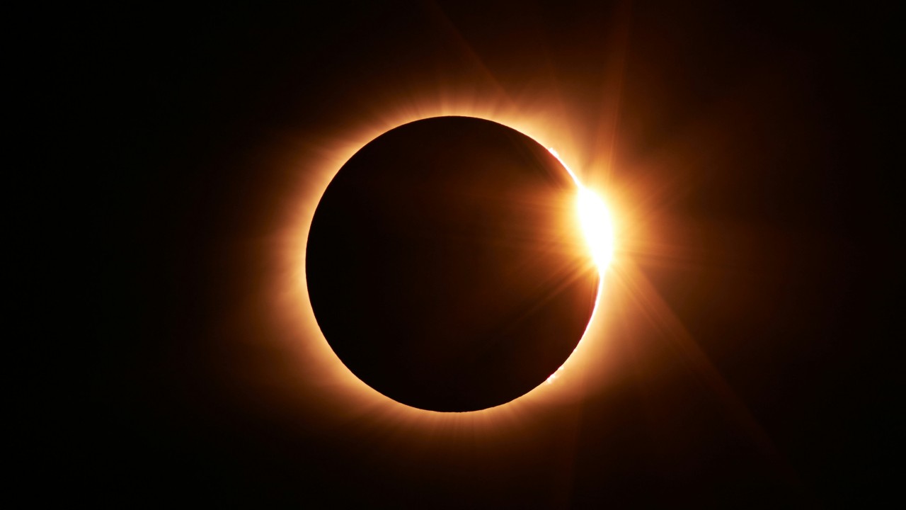 Eclipsa 2026: Vezi Soarele în siguranță, fără aparate