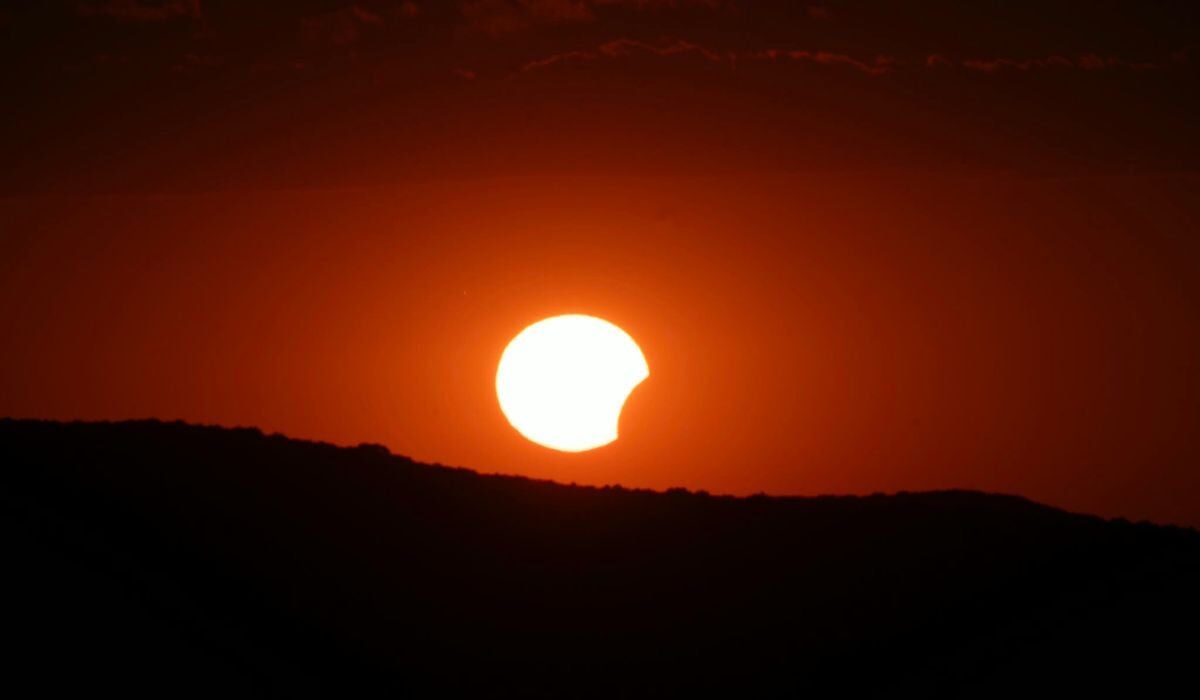 Eclipsa Solară din România: Imagini uimitoare din nord-vest