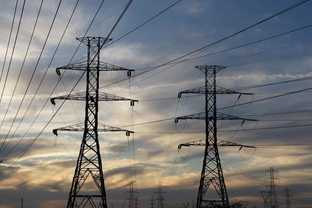Deputații: Avansul furnizorilor de energie, mărit la 60%