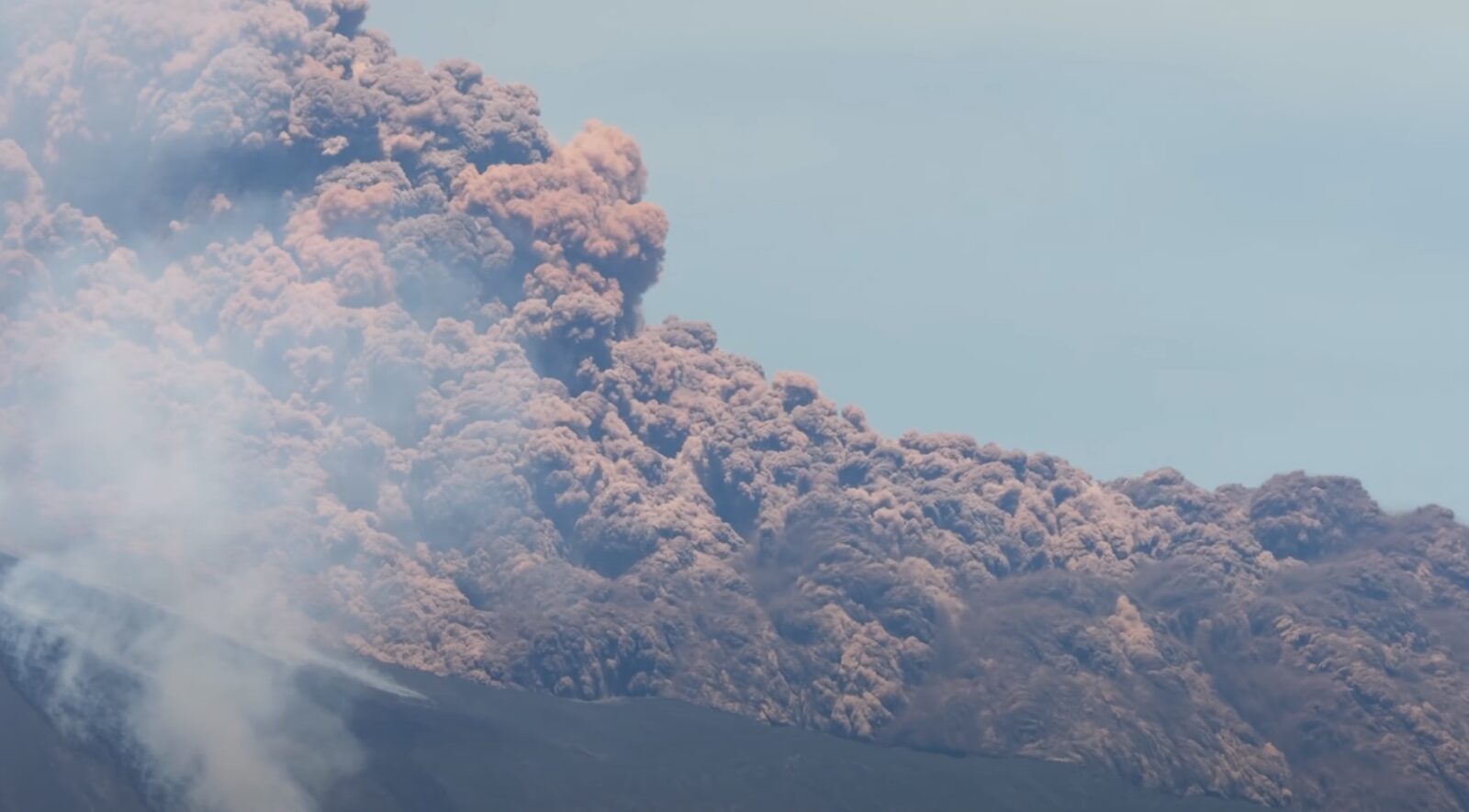 Etna blochează Catania: Milioane de turiști dați peste cap