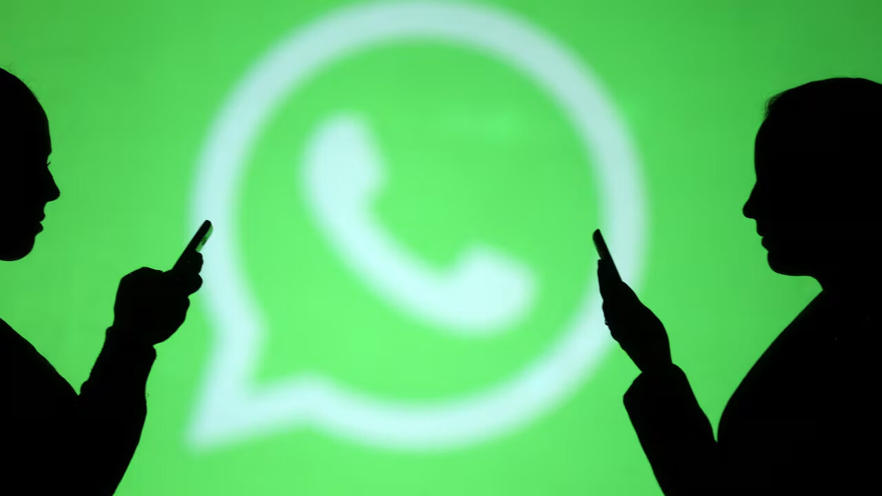 Români jecmăniți de bani printr-un SMS: Escrocii îi pun să facă credite