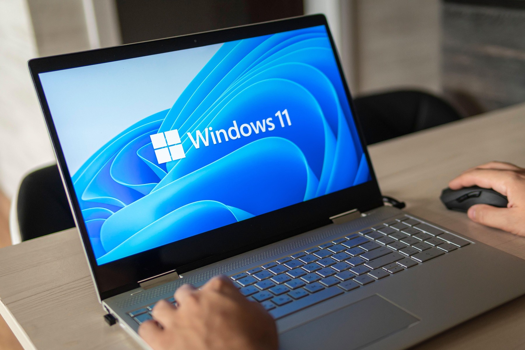 Windows 11 fură din performanță. De ce laptopul merge lent, chiar și la priză
