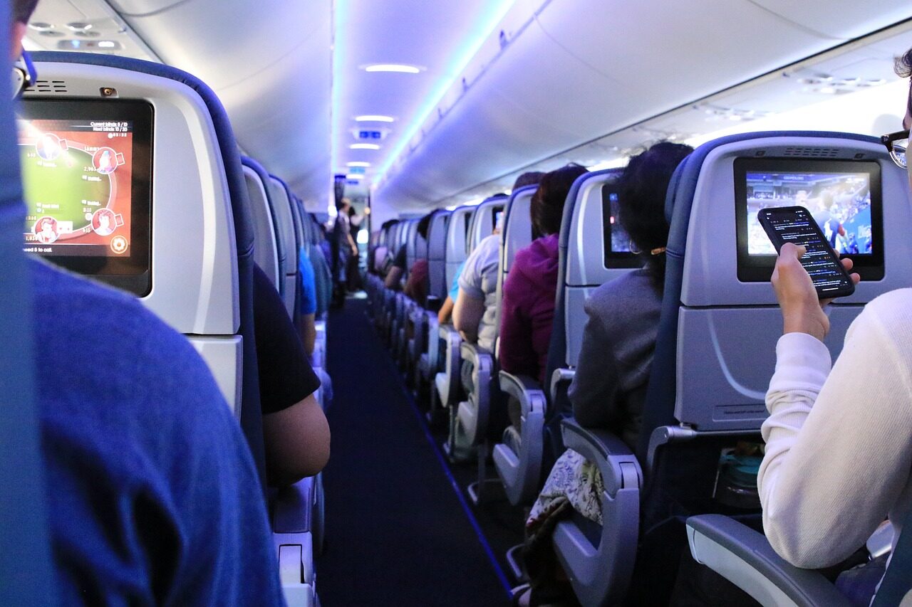 Glonț într-un Boeing 737: Pasagerii evacuați de urgență