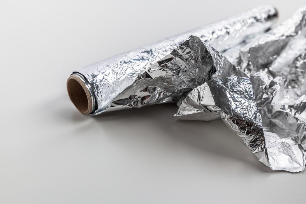 Folia de aluminiu se strică: Greșeala gravă din bucătărie