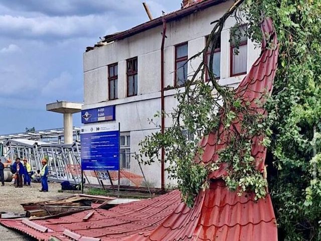 Bihor: Acoperiș smuls la Gara Aleșd. Furtună după caniculă