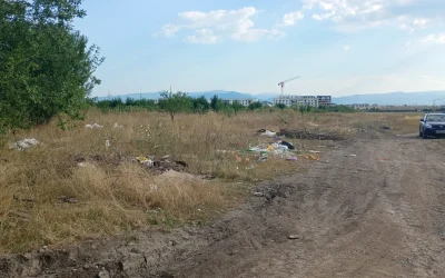Sibiu: Locul viitorului spital, sufocat de gunoaie ilegale