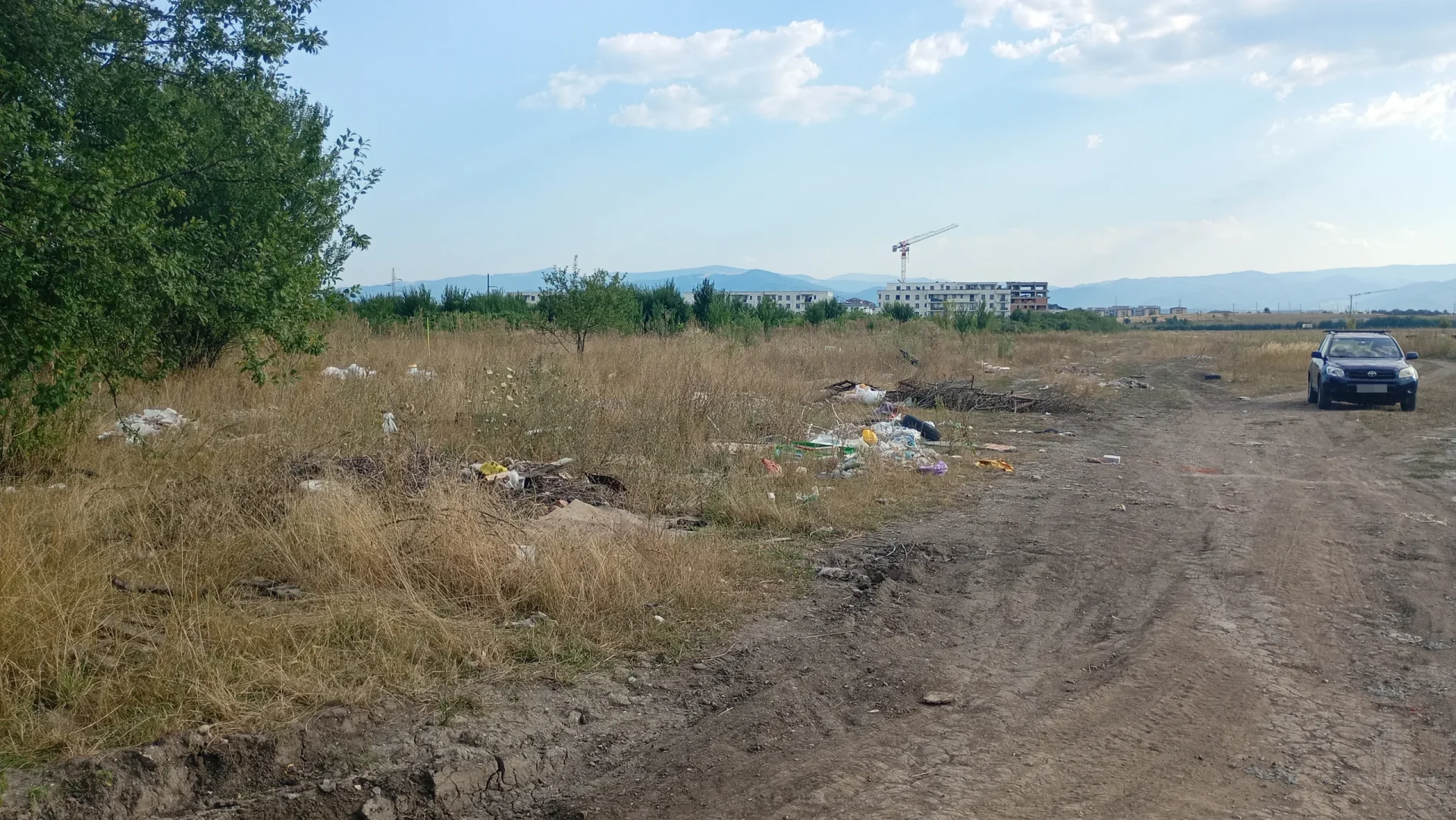 Sibiu: Locul viitorului spital, sufocat de gunoaie ilegale