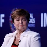 AI susține economia, datoriile și petrolul o subminează