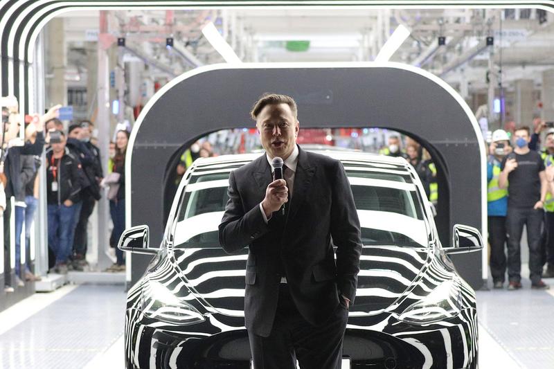 Musk pleacă de la mașini electrice. Tesla, în presiune mare