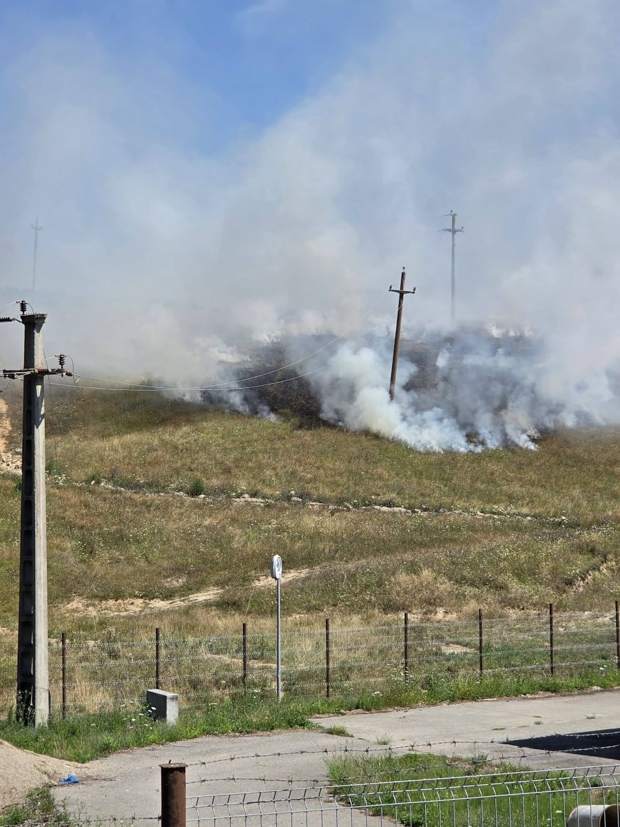 Brașov: Incendiu la fabrica de uraniu, pădurea salvată la limită
