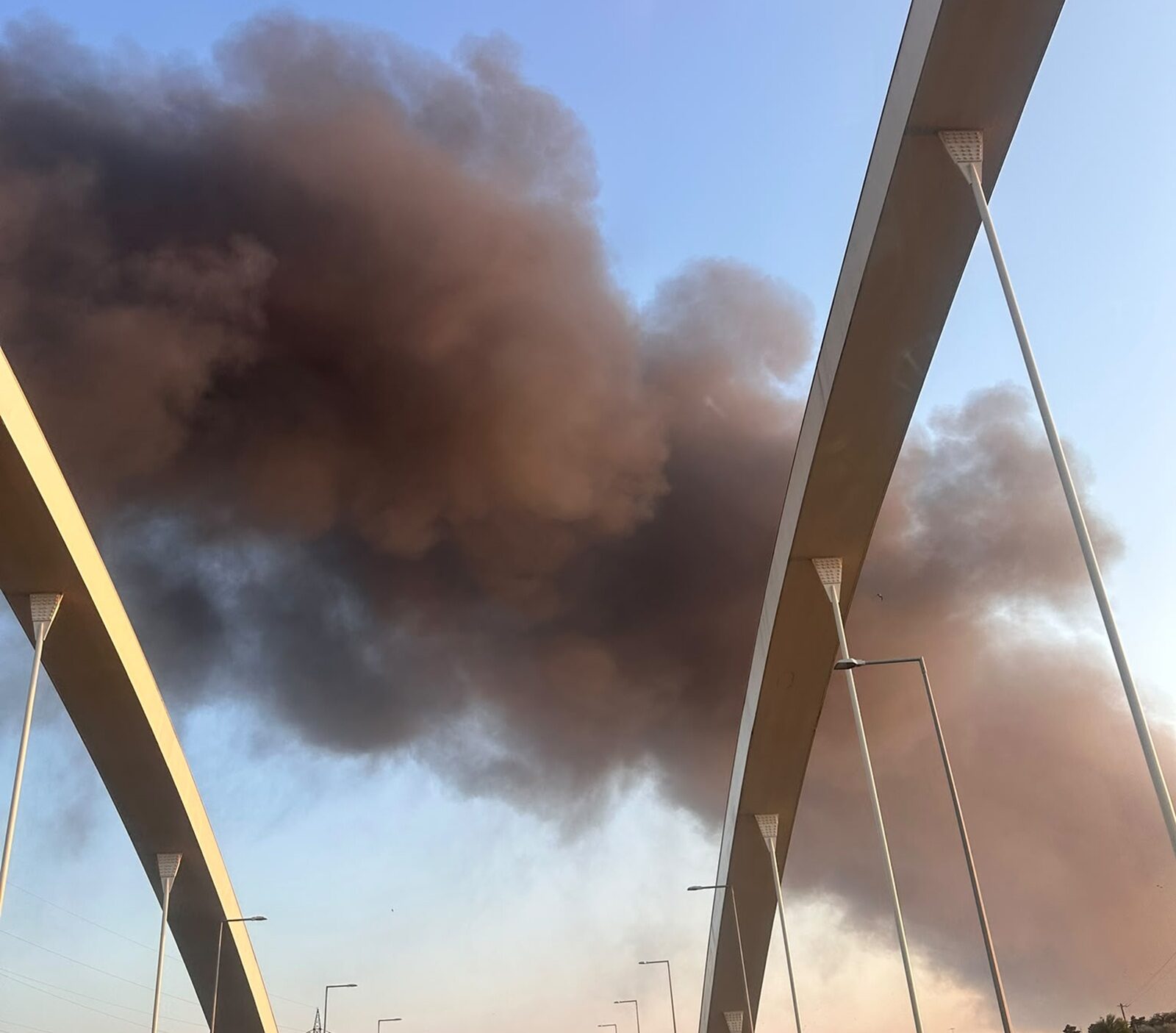 Lumina, în flăcări! Incendiu masiv, fum dens avertizează