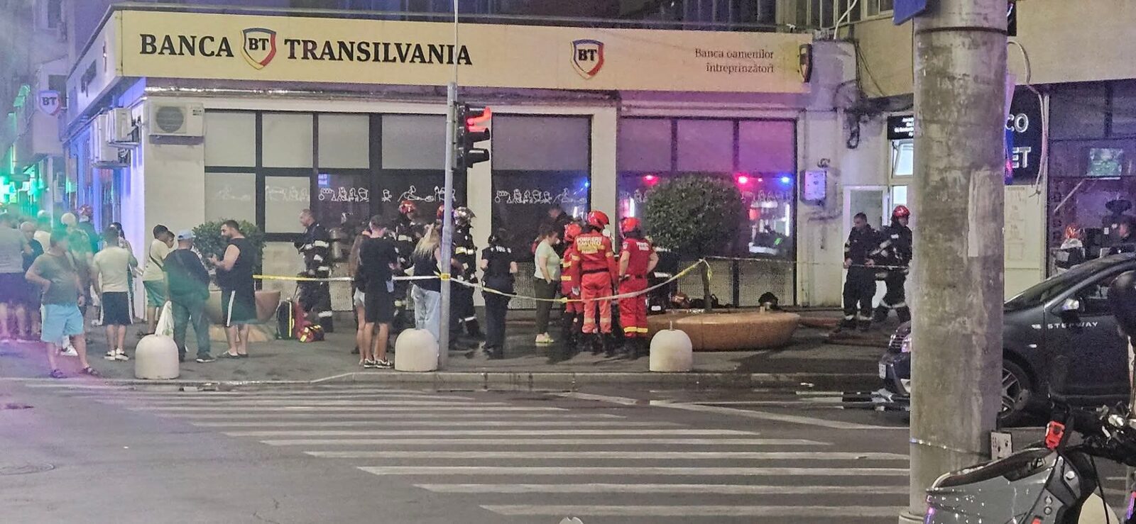 Bloc în flăcări în București: 20 de locatari s-au salvat singuri