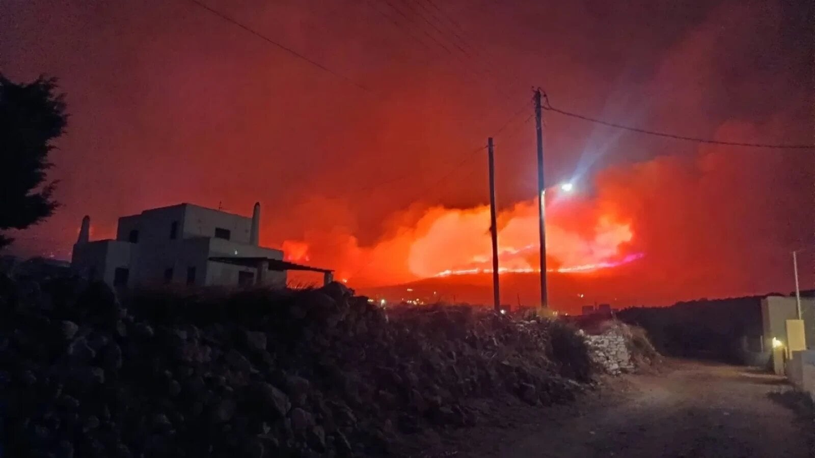 Incendiu puternic în București, fum dens acoperă orașul