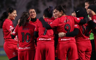 Talibanii le-au interzis, dar Afganistanul feminin joacă fotbal la 13.000 km distanță