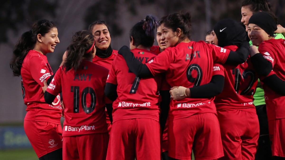 Talibanii le-au interzis, dar Afganistanul feminin joacă fotbal la 13.000 km distanță