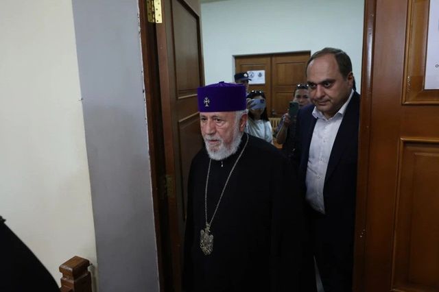 Șeful Bisericii Armene, judecat în conflict cu guvernul și Rusia