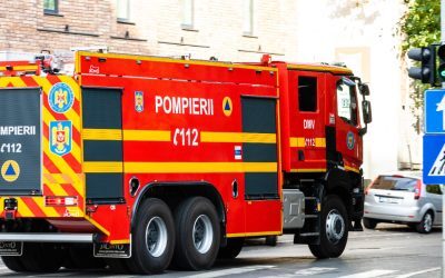 Oradea: Incendiu devastator, o femeie moartă, locatari evacuați