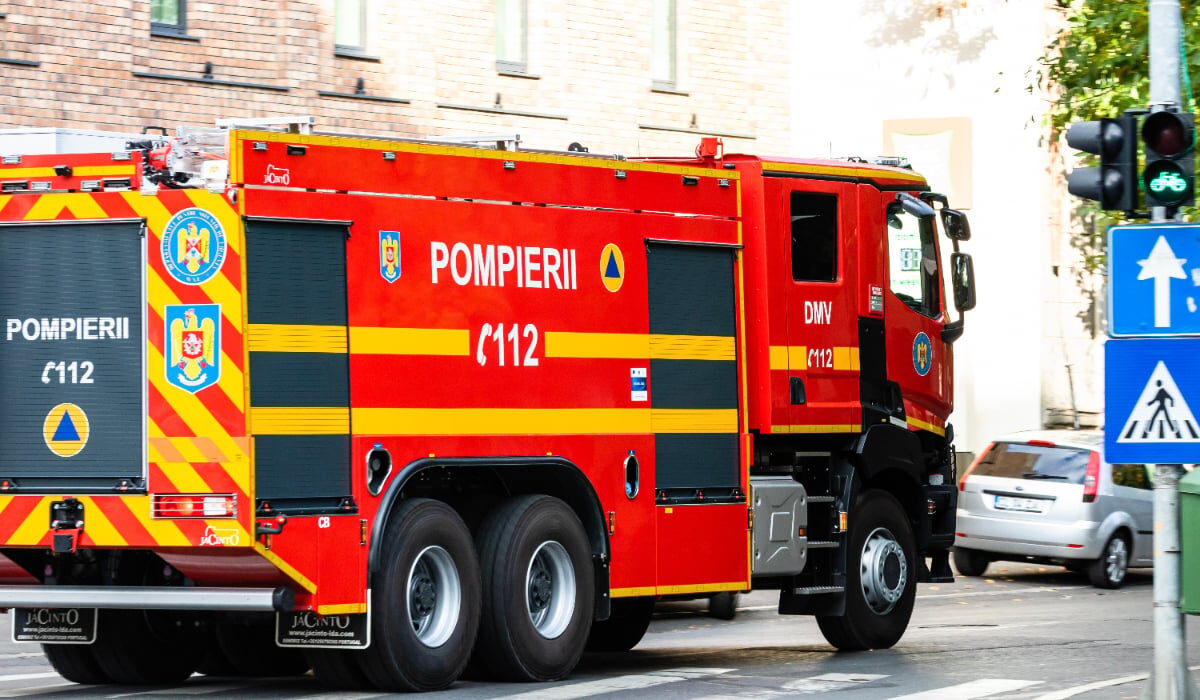 Oradea: Incendiu devastator, o femeie moartă, locatari evacuați