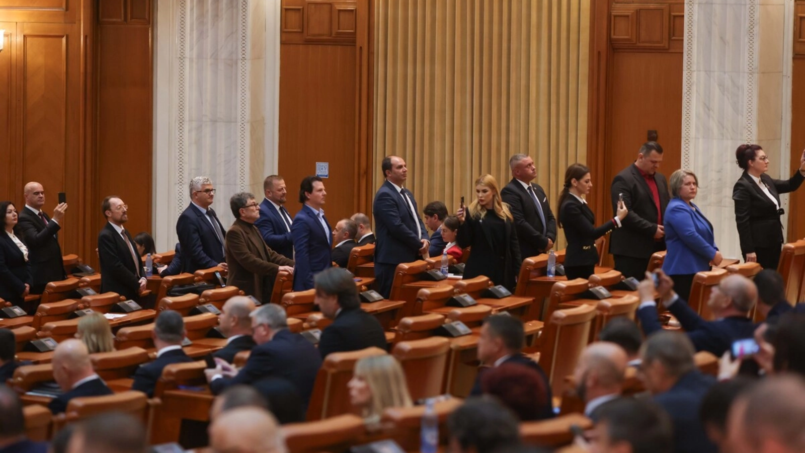 AUR atrage parlamentari pentru suspendarea președintelui
