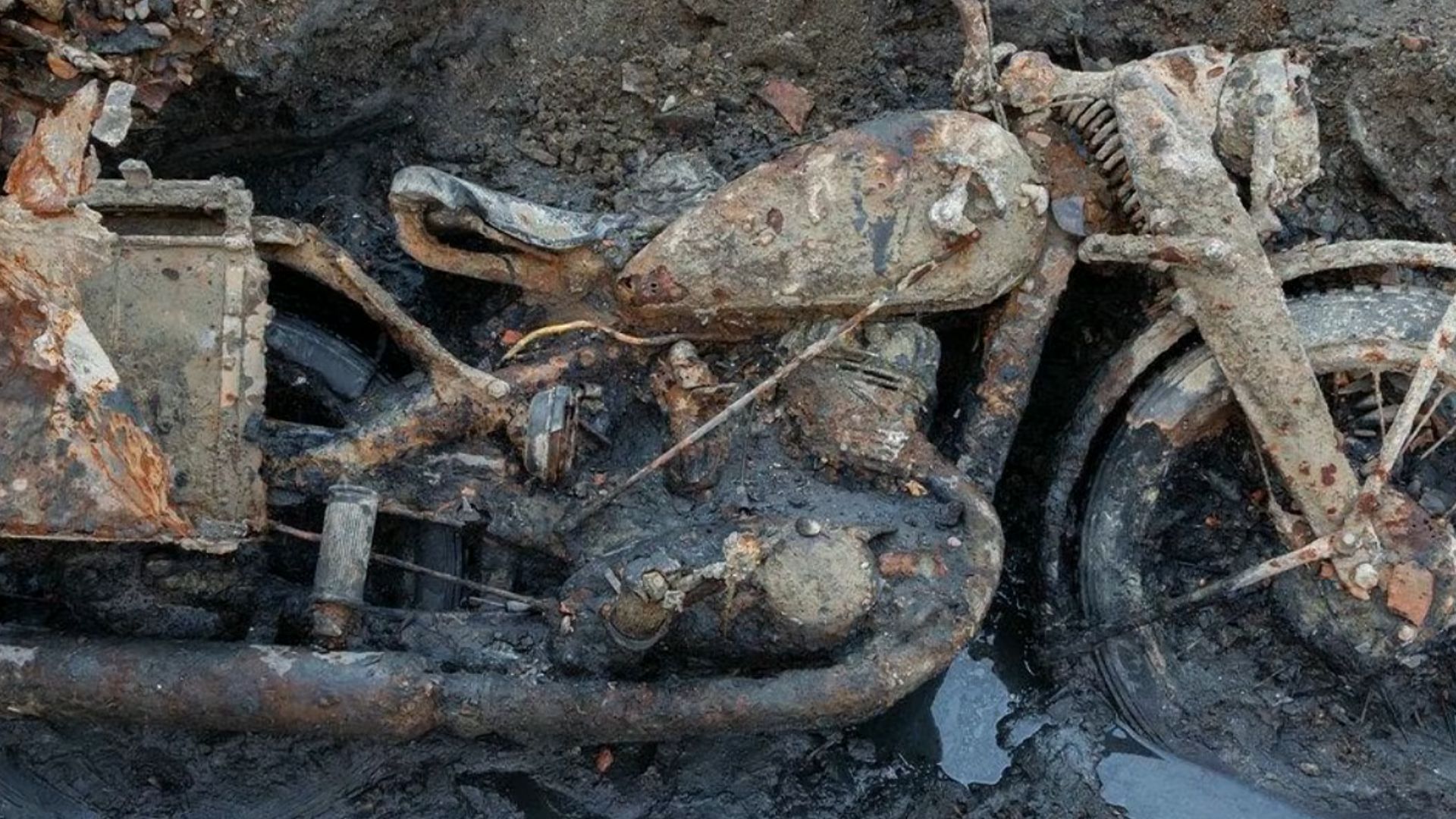 Dunărea, o comoară: Motocicletă din Război, scoasă la Budapesta