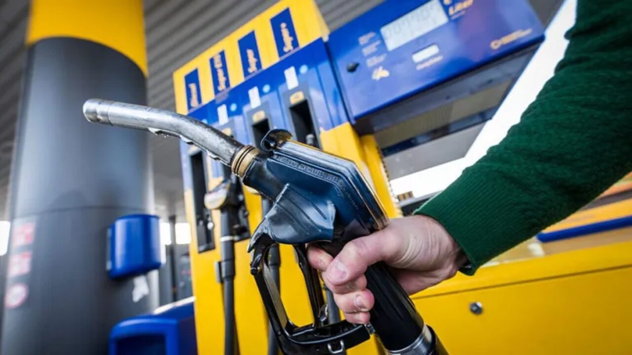 Motorina sub 10 lei! Finanțele taie 20% din acciză