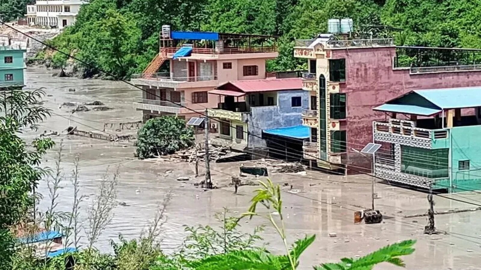 Himalaya sub ape: 16 morți, peste 100 de indieni dispăruți în Nepal