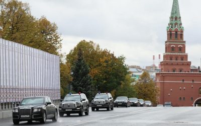 Putin își ascunde blindatele de dronele lui Zelenski prin Moscova