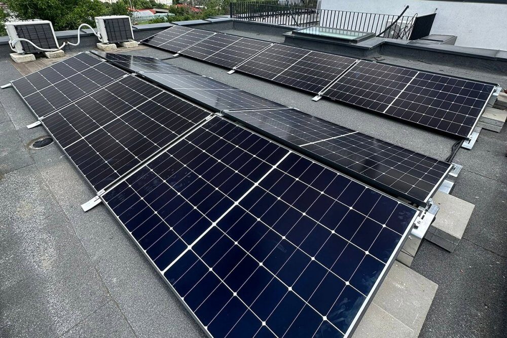 Bolojan: Fără stocare, panourile fotovoltaice nu mai injectează curent în rețea