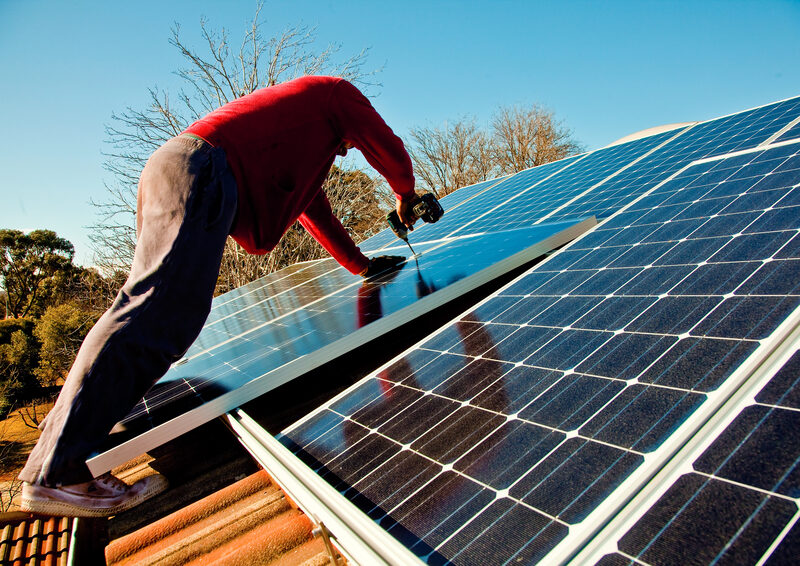 Prosumatorii români: Câți au panouri solare conectate la rețeaua națională