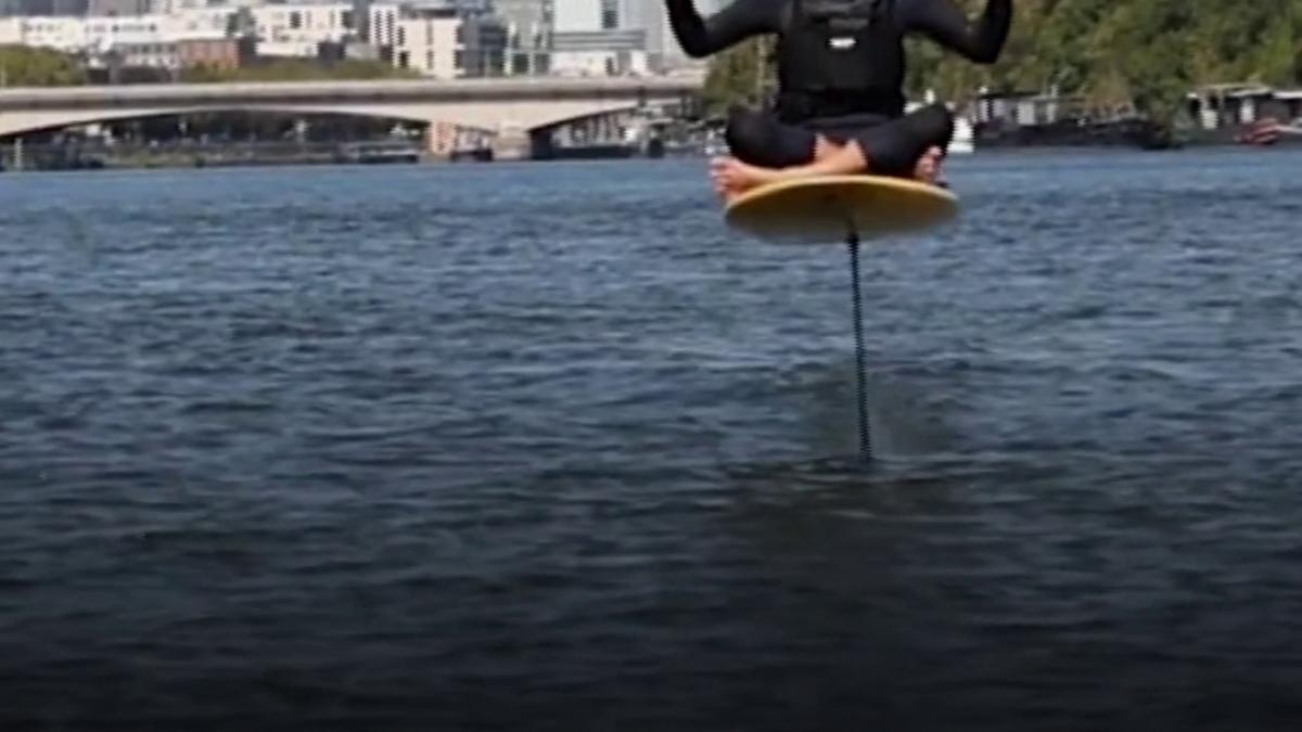 VIDEO: Plutesc pe Sena: Noul sport inedit de la Paris