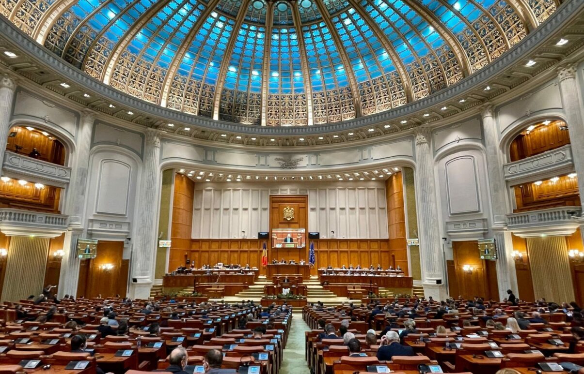 Datorii Pfizer: Parlamentul votează, politicienii se acuză reciproc