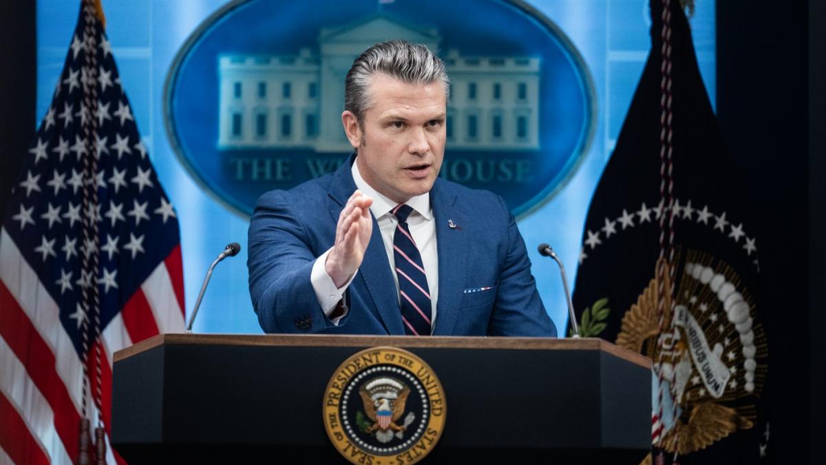 Hegseth, încolțit de republicani: A blocat democrații la bugetul Apărării