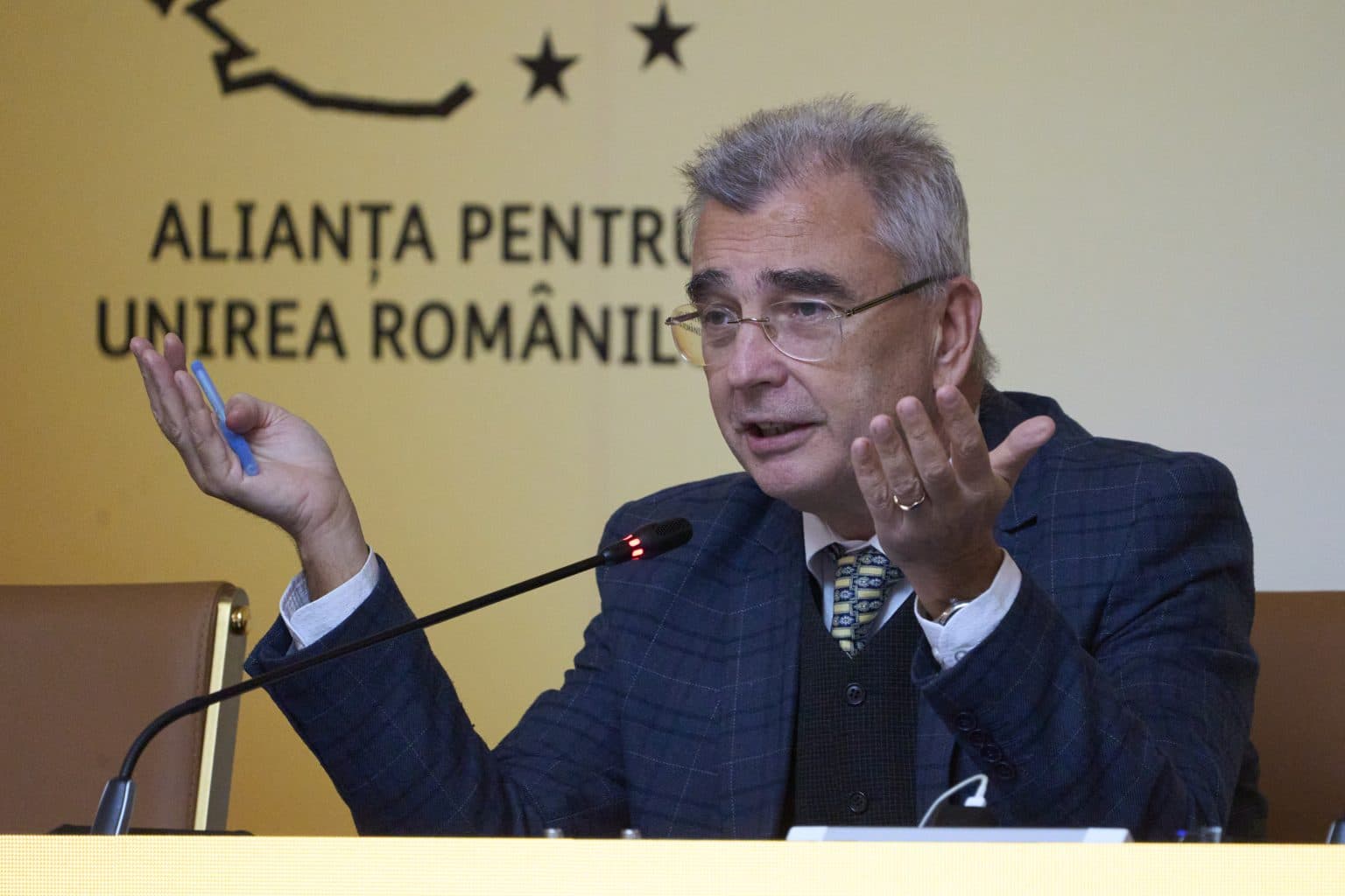 Ministerele plătesc extern strategii, angajații le fac