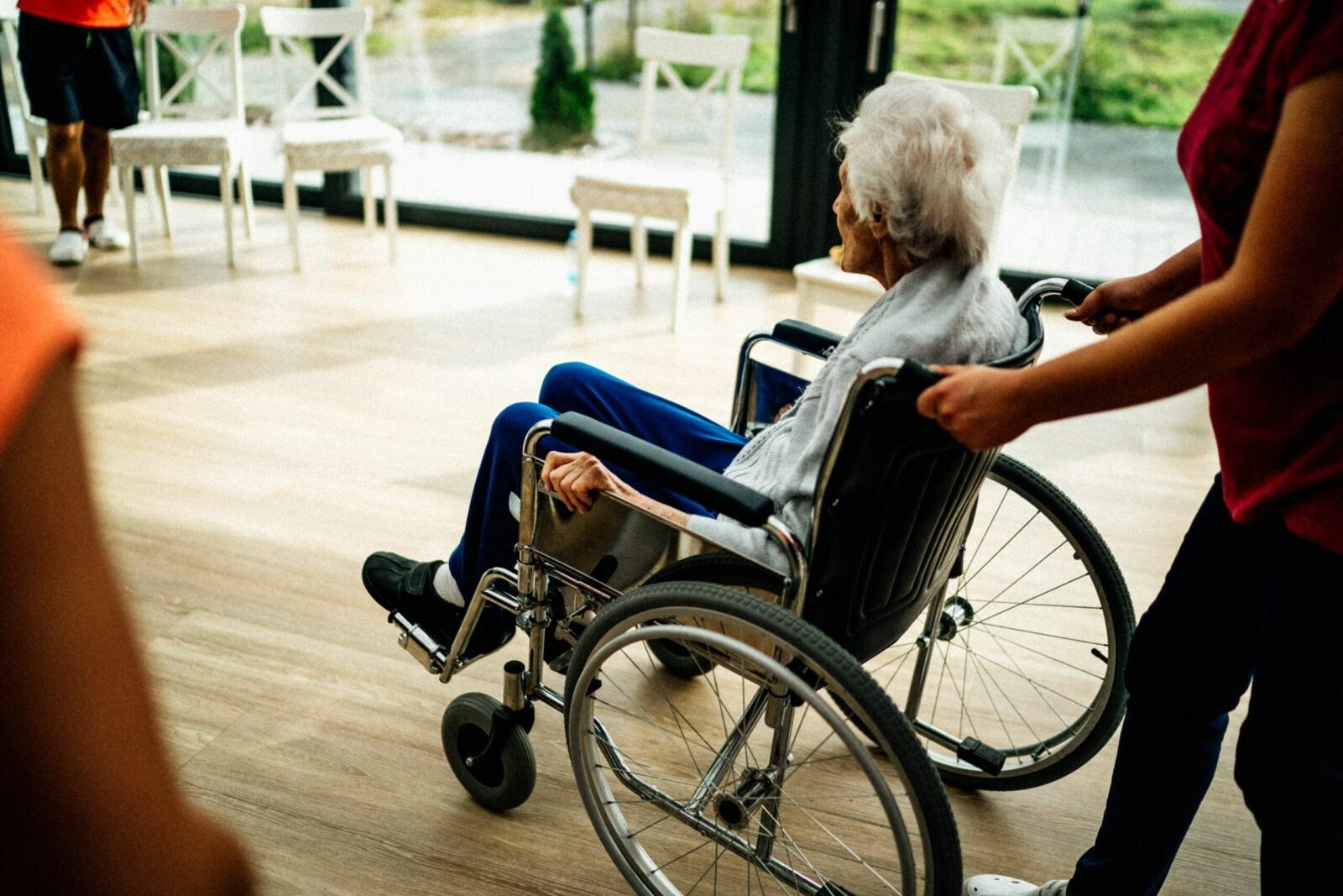AZI în Neamț: Bătrâni relocați de urgență din centru privat, autorități uluite