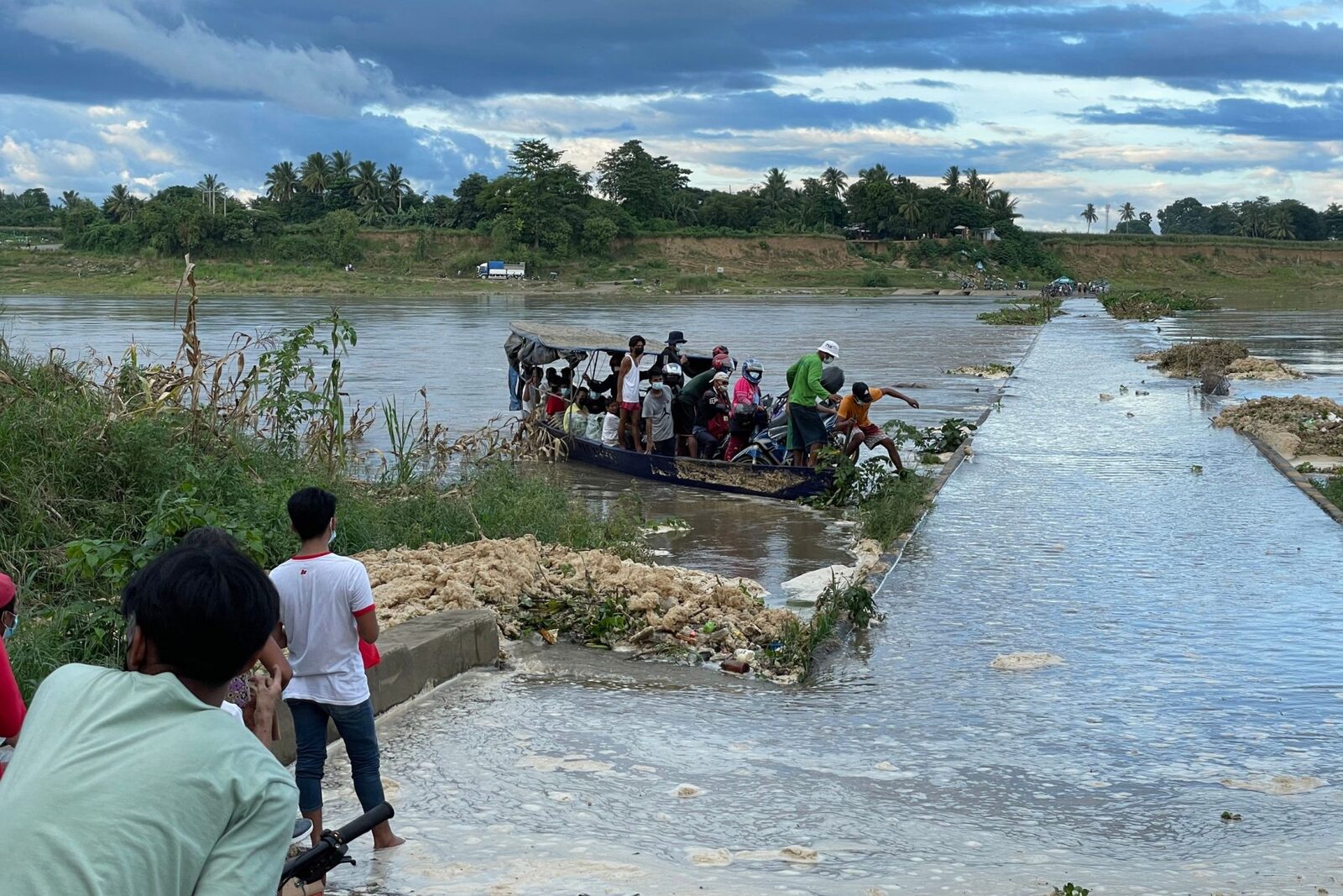 Maymay paralizează Filipine: Rute închise, drumuri blocate