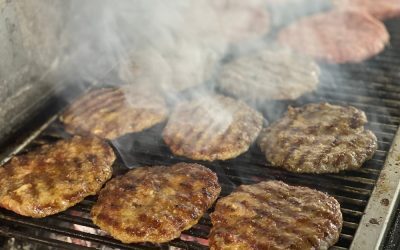 Pljeskavica sârbească: Mai gustoase ca burgerii, acum acasă