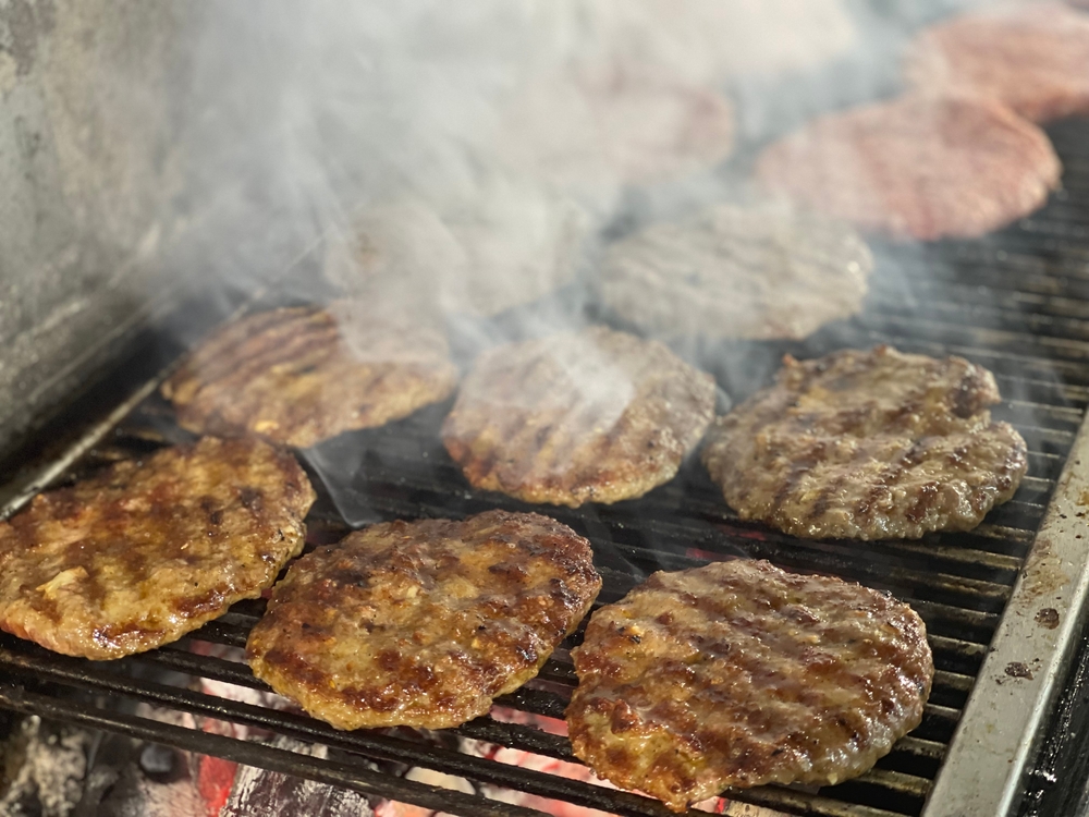Pljeskavica sârbească: Mai gustoase ca burgerii, acum acasă