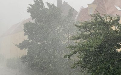 Cod roșu: Ploi torențiale, furtuni și un bloc prăbușit la Sibiu