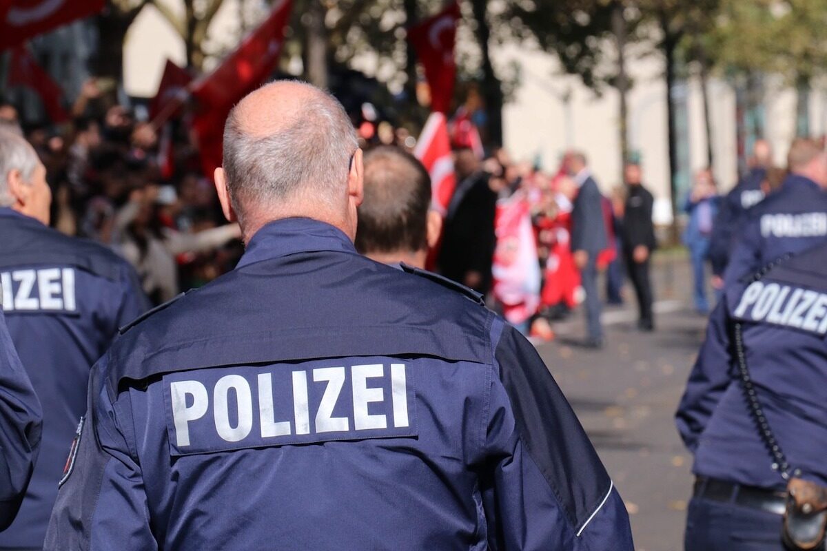 Hoții mascați de polițiști în Austria, ținta români