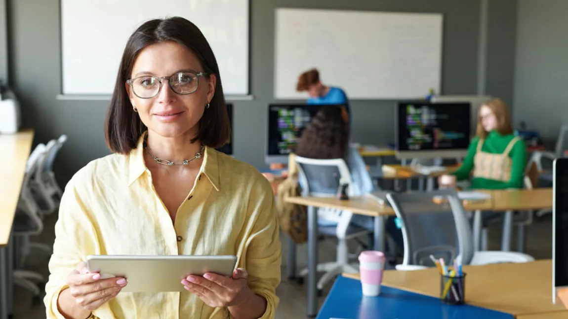 Profesorii iau 1.500 lei pe carieră didactică. Banii, până-n 2027