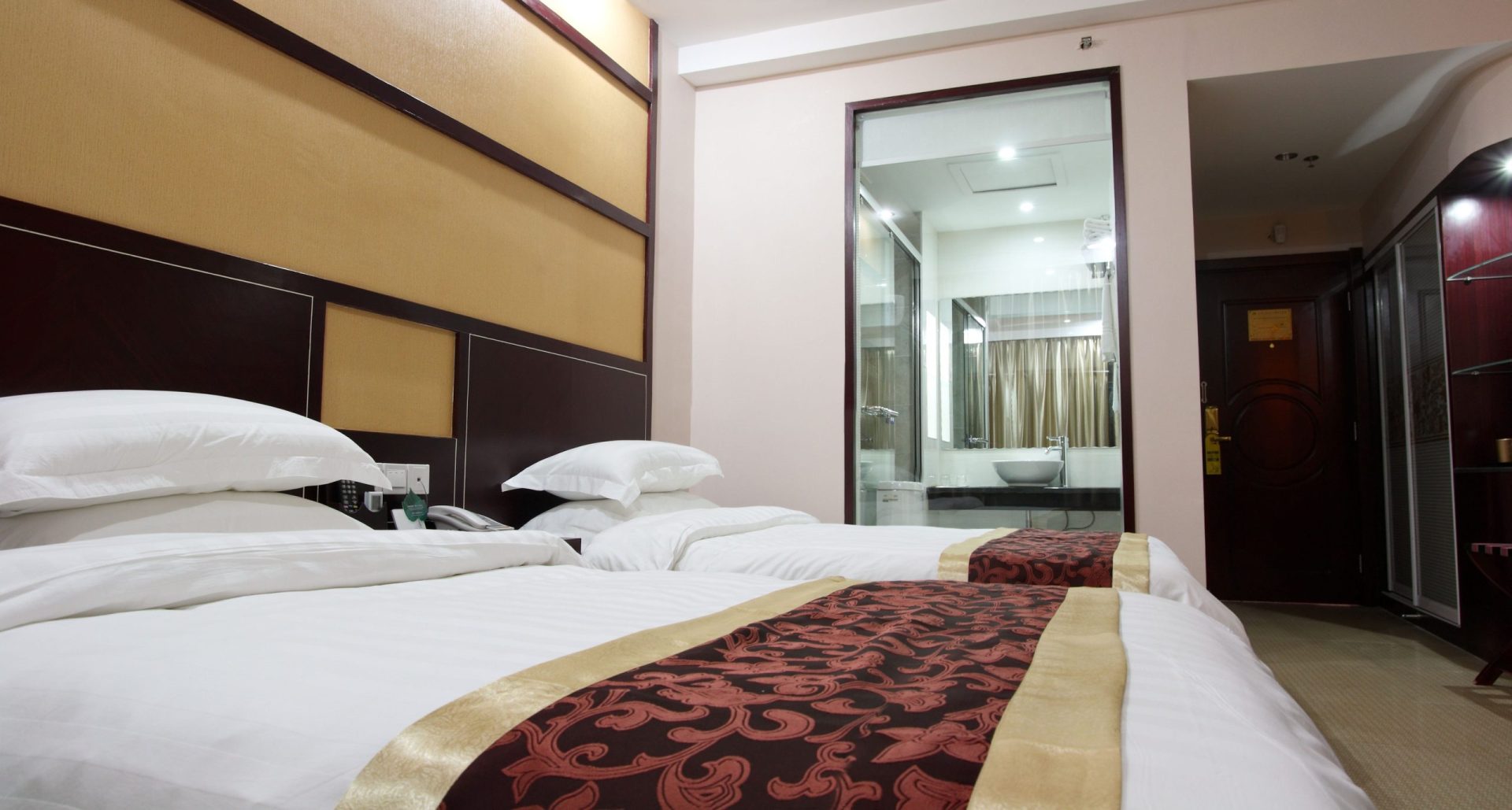Camere ascunse în hoteluri: Verifică Rapid „testul cu degetul”