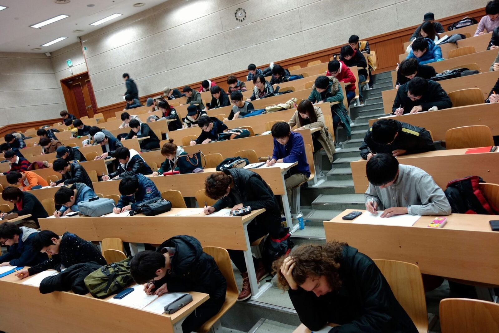 România: Facultate pe butuci! 60% mai puțini candidați, locuri libere în toamnă