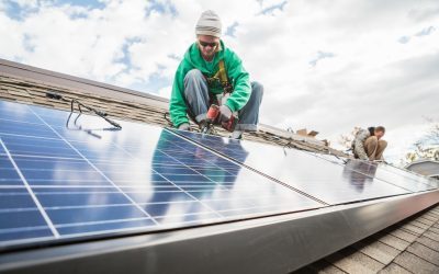 Prosumatori: Vinde surplusul de energie sau stochează-l?