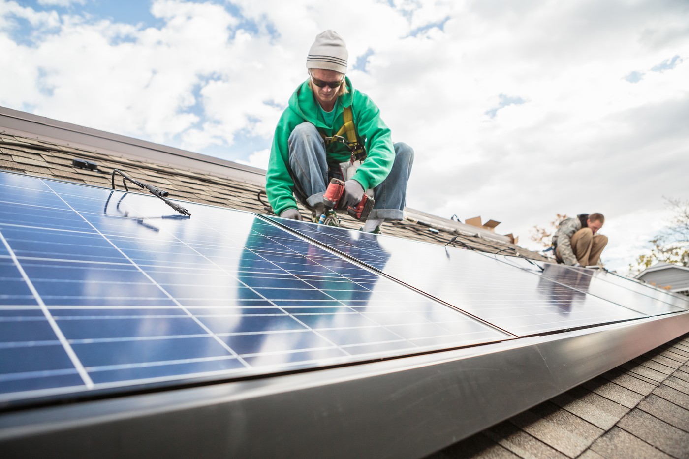 Prosumatori: Vinde surplusul de energie sau stochează-l?