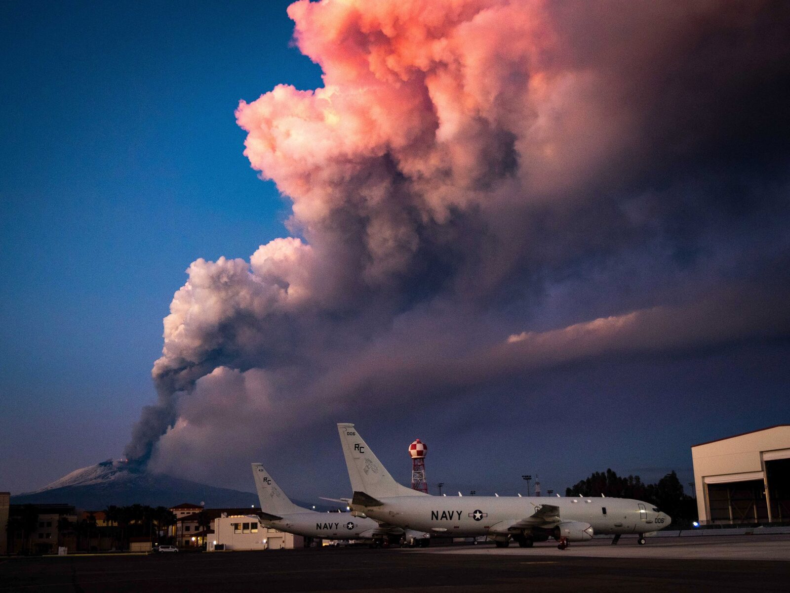Etna închide aeroportul din Sicilia, aterizări suspendate