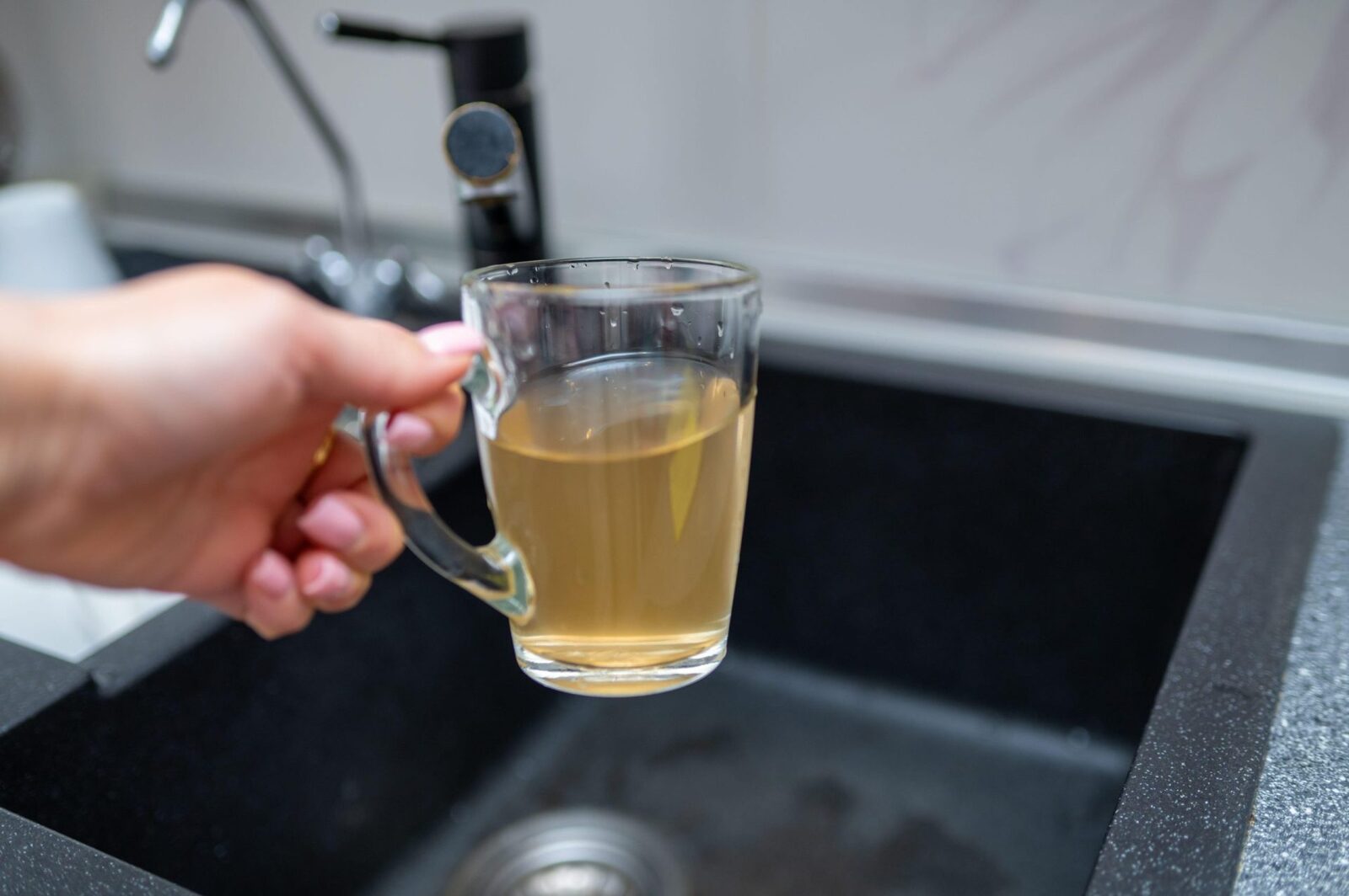 Apa de la robinet: Mangan toxic? Poate fi băută sau folosită la gătit