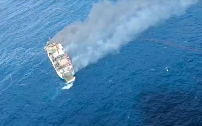 Foc pe Feribot: Aproape 100 de Oameni Salvați Lângă Bali